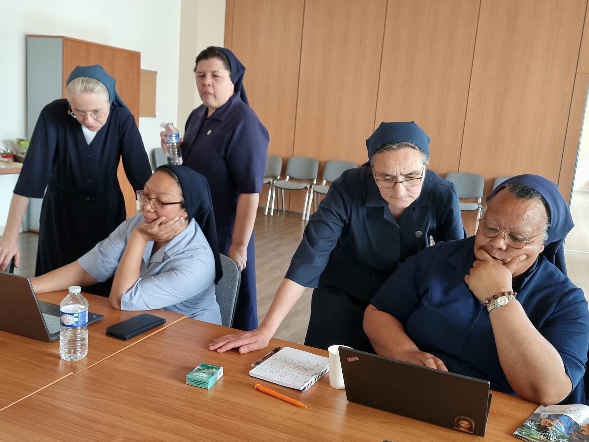 Reunión del equipo internacional de la web de las Hijas de la Caridad en la Casa Madre, París